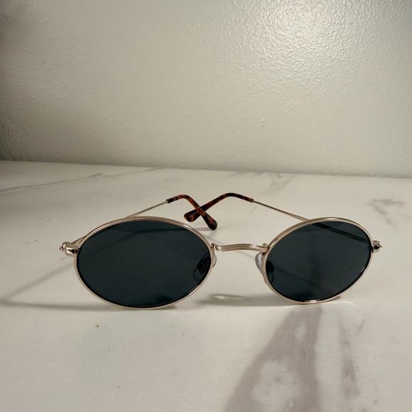 Slim Oval Metal Sunglasses in Silver with Black Lenses - Picture 3 of 3